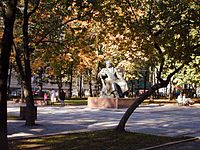 Памятник И. А. Крылову на Патриарших прудах в Москве